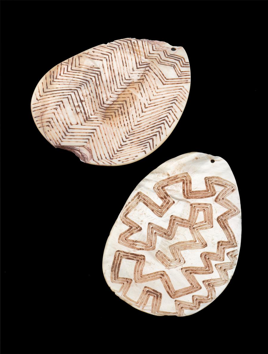 AN EARLY PEARL SHELL PENDANT