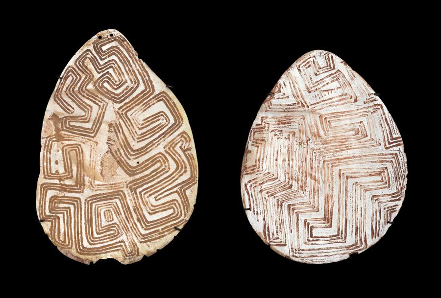 A PAIR OF RIJI (PEARL SHELL PENDANTS)