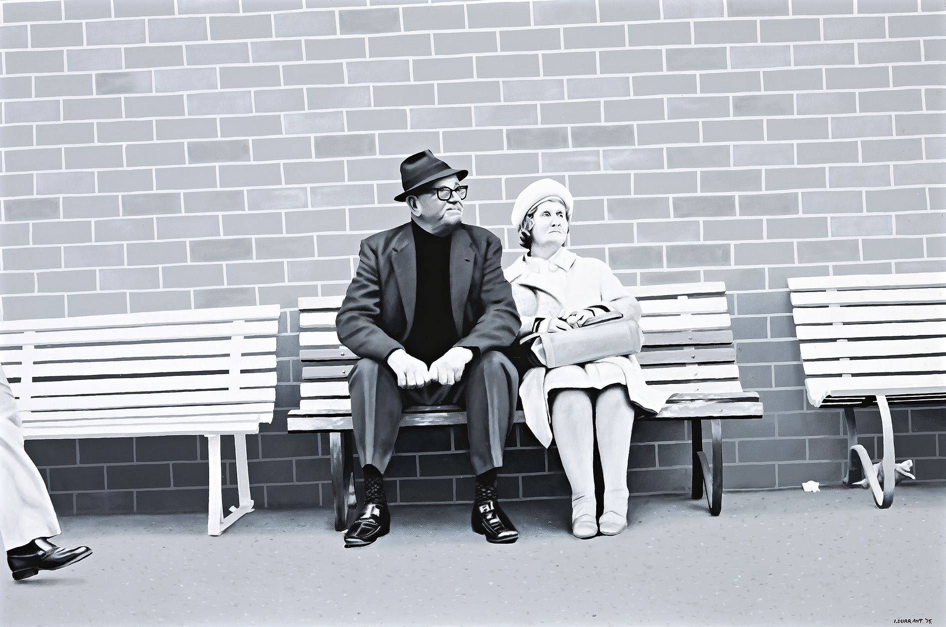 SEATED RACEGOERS