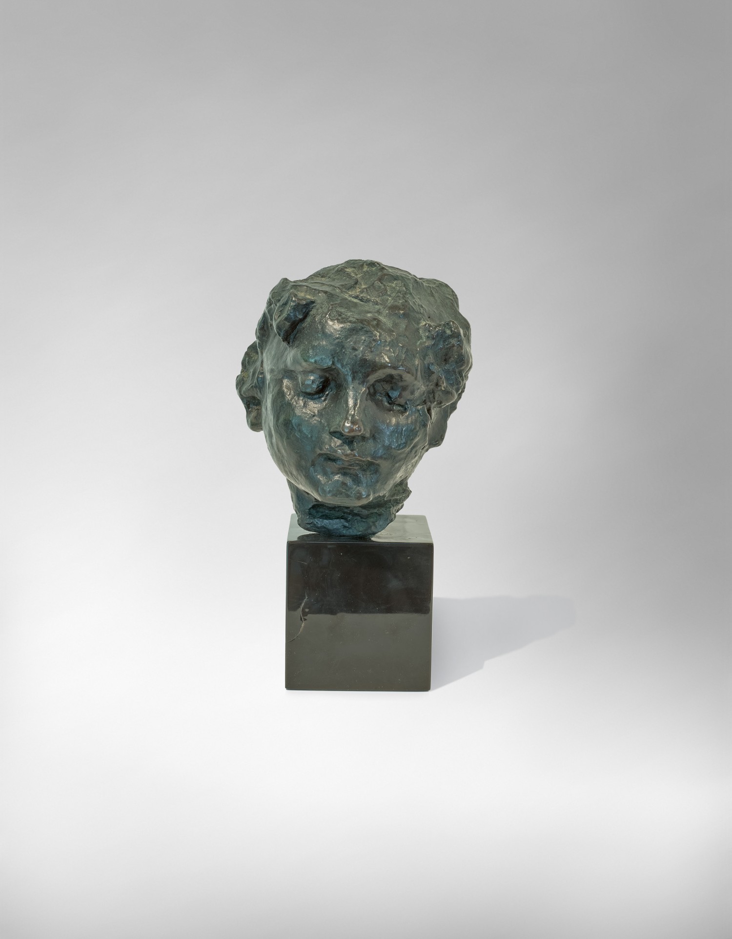 TÊTE DE GÉNIE FUNÉRAIRE (HEAD OF A FUNERARY SPIRIT)