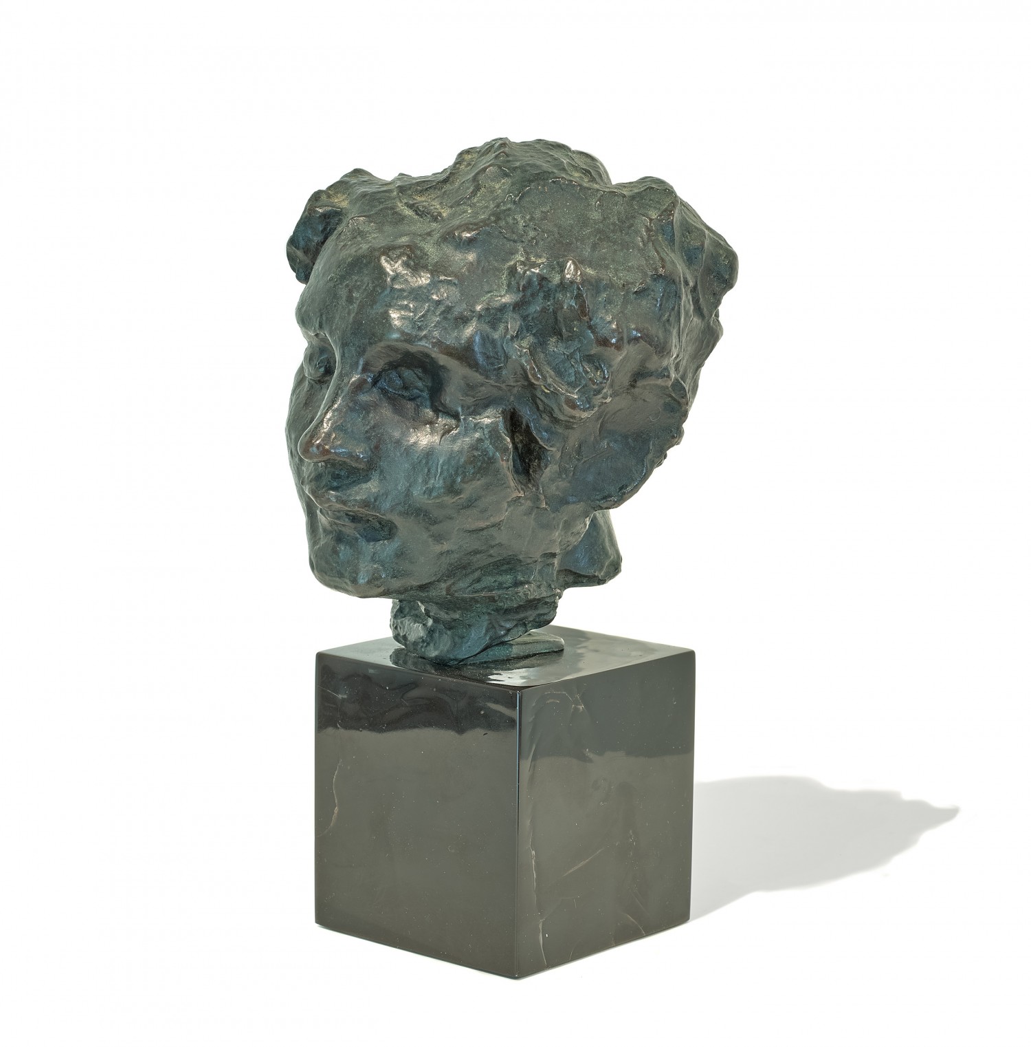 TÊTE DE GÉNIE FUNÉRAIRE (HEAD OF A FUNERARY SPIRIT)