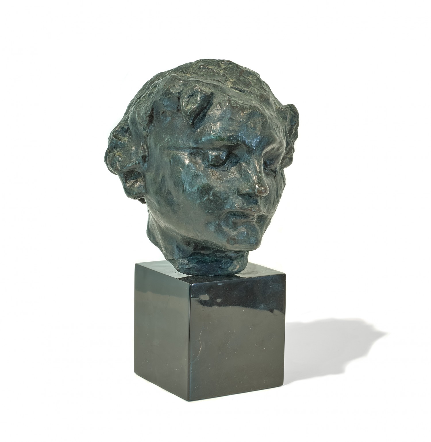 TÊTE DE GÉNIE FUNÉRAIRE (HEAD OF A FUNERARY SPIRIT)