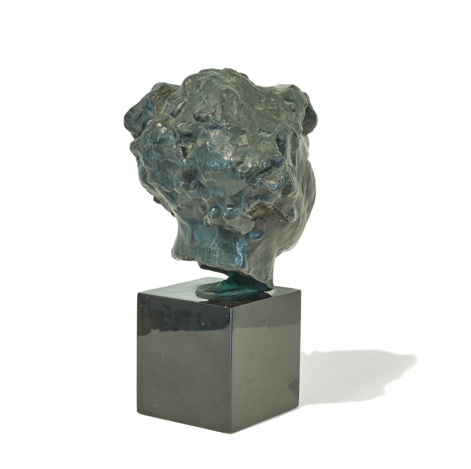 TÊTE DE GÉNIE FUNÉRAIRE (HEAD OF A FUNERARY SPIRIT)