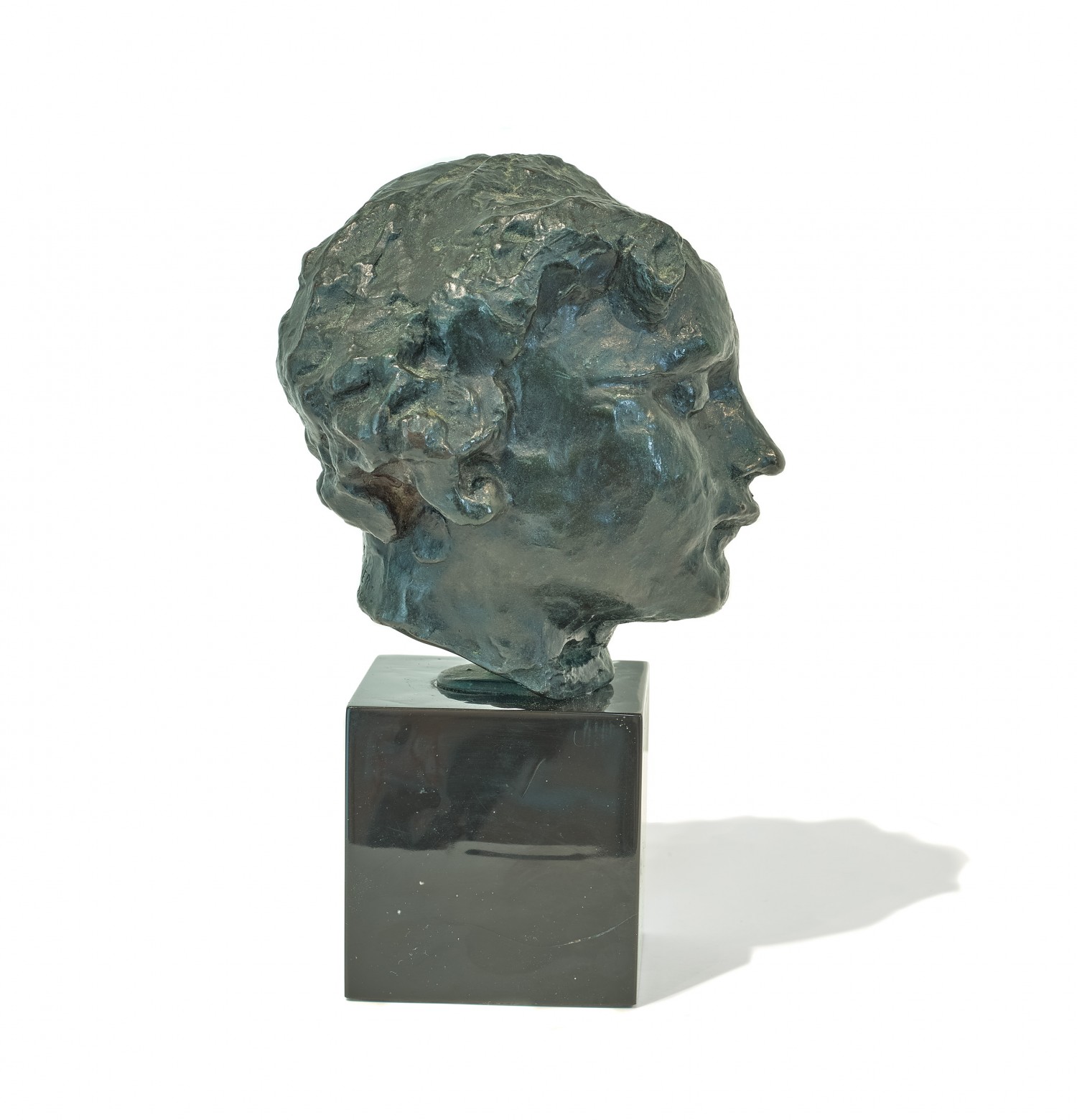 TÊTE DE GÉNIE FUNÉRAIRE (HEAD OF A FUNERARY SPIRIT)