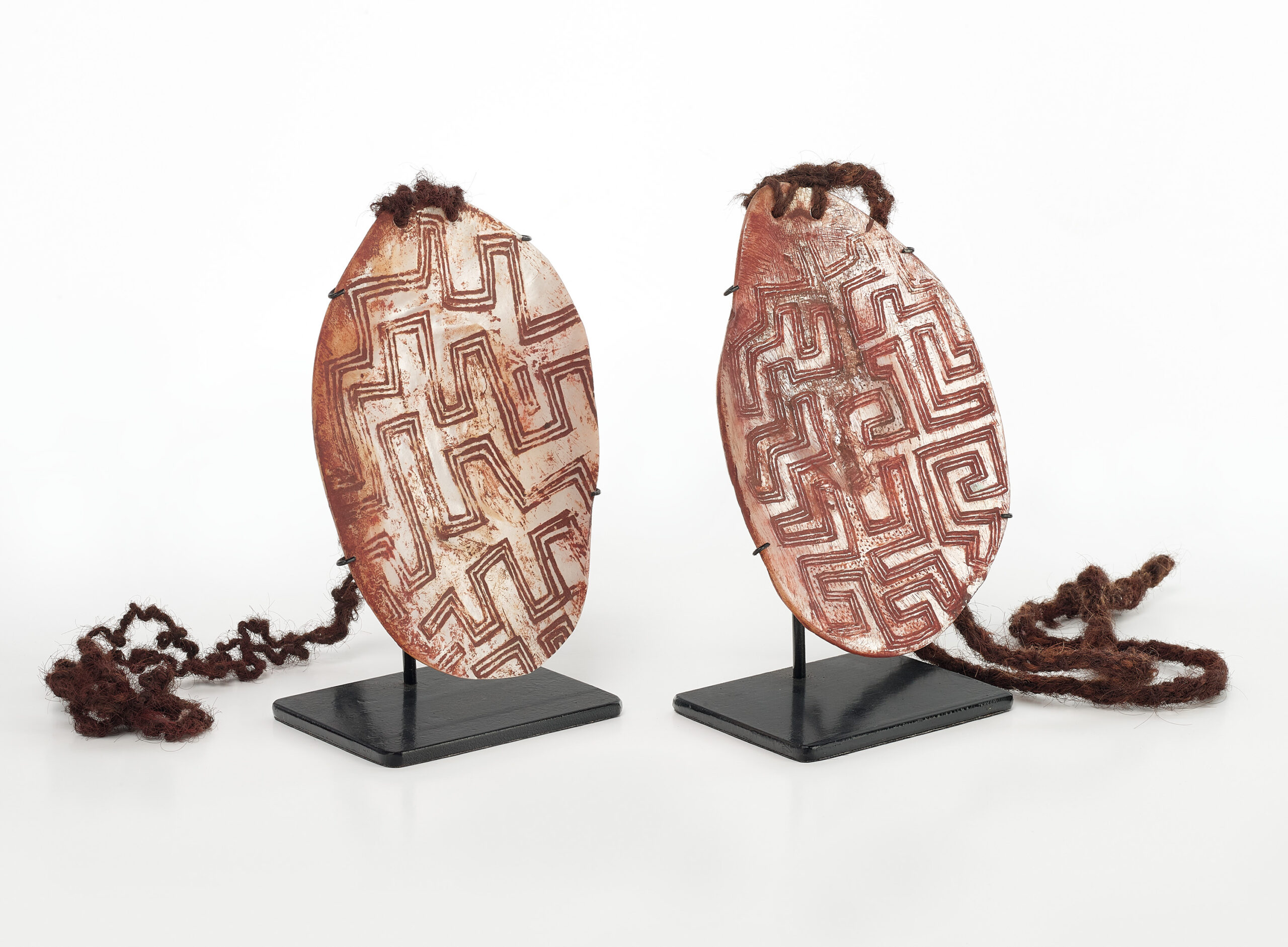 A pair of Riji (pearl shell pendants)