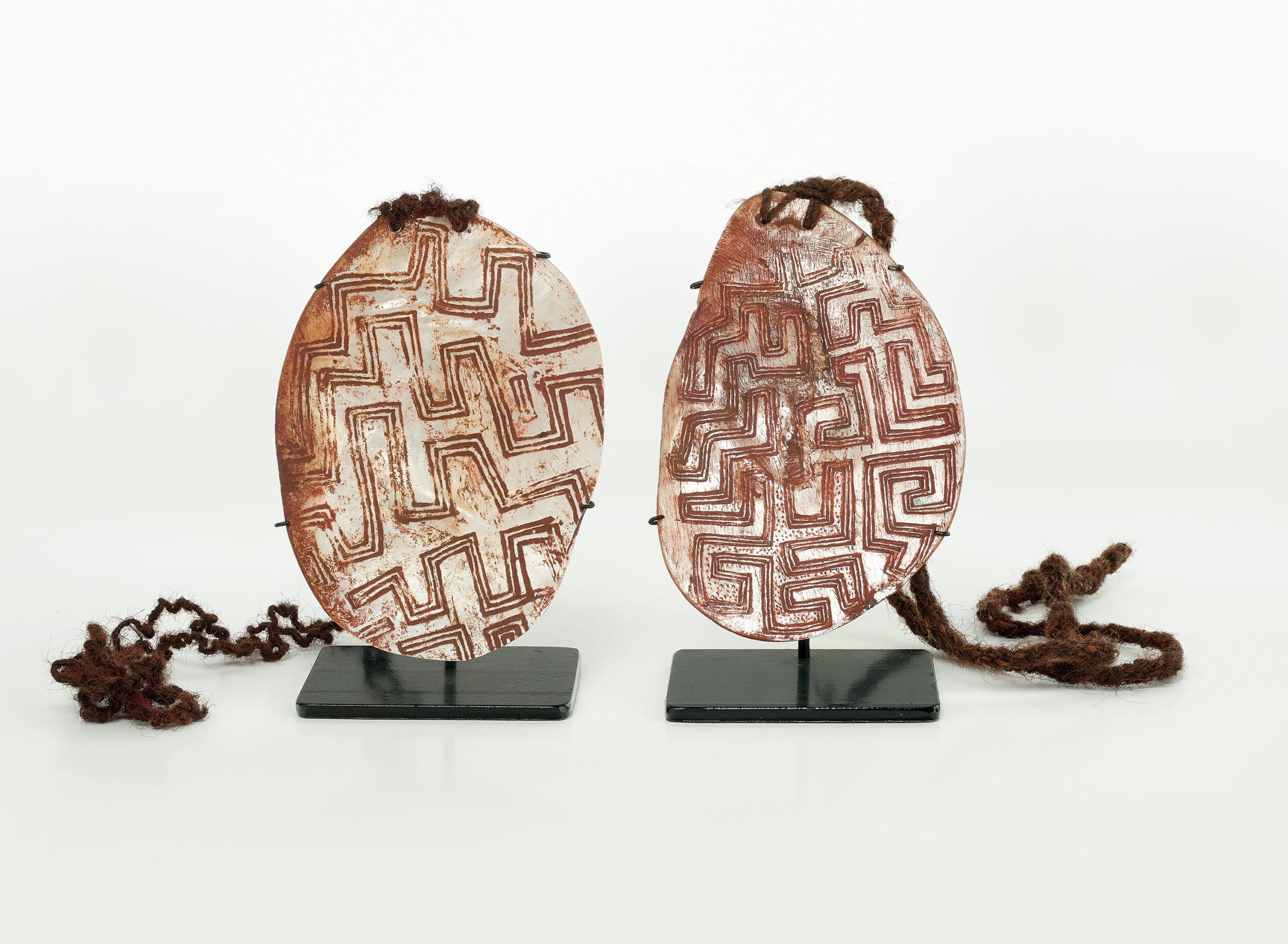 A pair of Riji (pearl shell pendants)