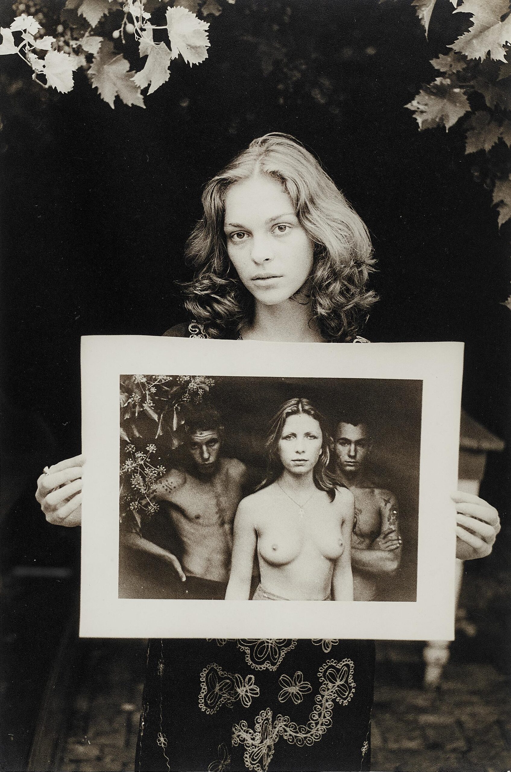 JULIET HOLDING ‘VALE STREET’